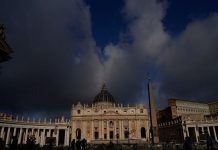 On the eve of the conclave, tourists and locals in Rome wait in suspense On the eve of the conclave, tourists and locals in Rome wait in suspense