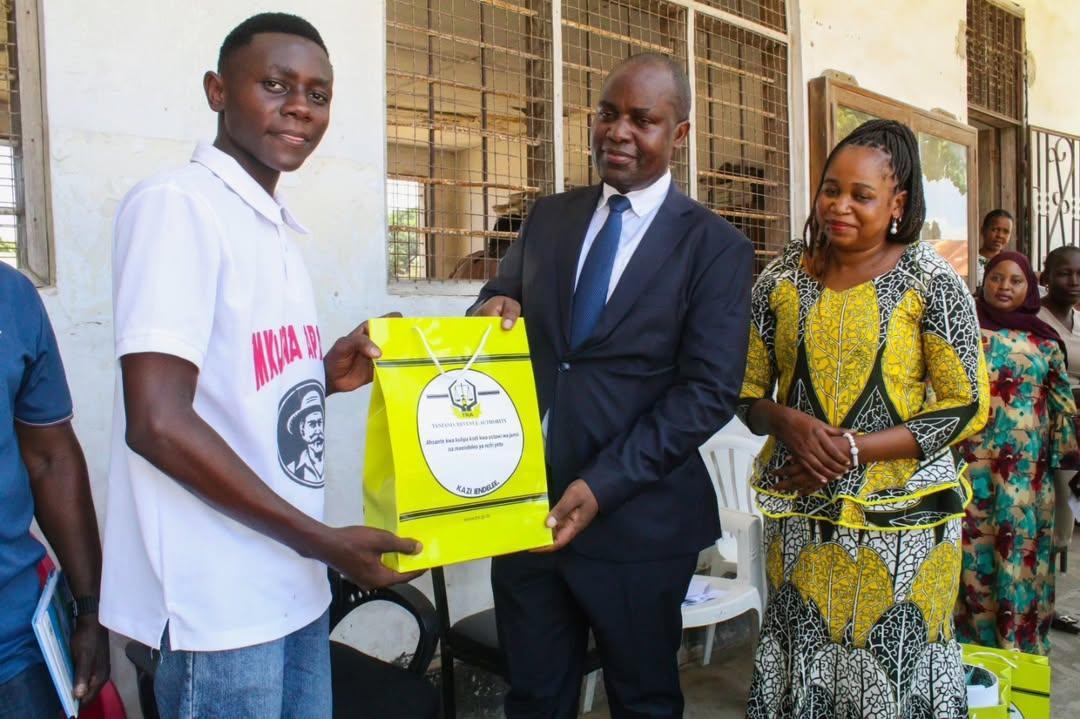 TRA Temeke Branch Offers 1m/- Reward for Top Students TRA Temeke Branch Offers 1m/- Reward for Top Students