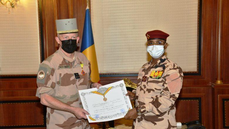 Tchad : en fin de mission, le Commandant de la force barkhane élevé au grade d’Officier de l’Ordre national Tchad : en fin de mission, le Commandant de la force barkhane élevé au grade d’Officier de l’Ordre national
