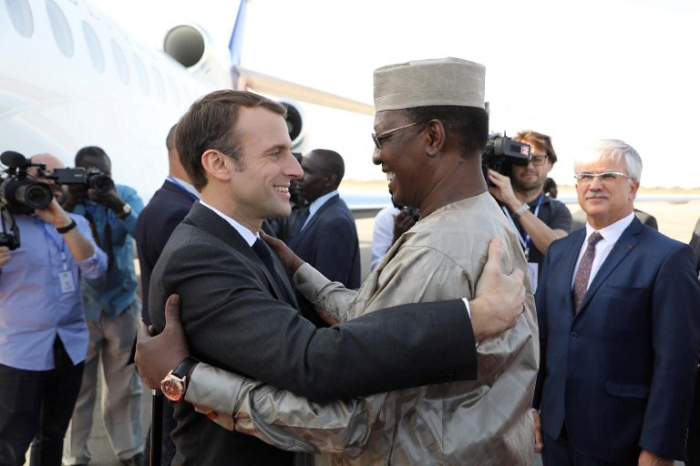 Emmanuel Macron reçu à N’Djamena par Idriss Deby Itno