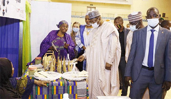 Visite du Premier ministre au Salon 100% ‘‘made in Niger’’ et à la campagne ‘‘Consommer local’’ : «Je suis très content de constater que l’industrie agroalimentaire nigérienne progresse», a dit Ouhoumoudou Mahamadou Visite du Premier ministre au Salon 100% ‘‘made in Niger’’ et à la campagne ‘‘Consommer local’’ : «Je suis très content de constater que l’industrie agroalimentaire nigérienne progresse», a dit Ouhoumoudou Mahamadou