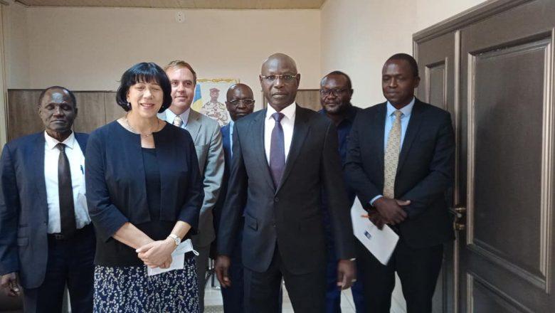 Tchad : le système d’adduction d’eau à N’Djamena au centre des échanges entre le ministre de l’Hydraulique et l’ambassadeur des Pays-Bas Tchad : le système d’adduction d’eau à N’Djamena au centre des échanges entre le ministre de l’Hydraulique et l’ambassadeur des Pays-Bas