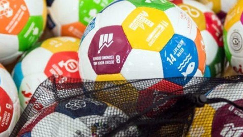 le ministère de la Jeunesse et des Sports reçoit un don de 250 ballons le ministère de la Jeunesse et des Sports reçoit un don de 250 ballons