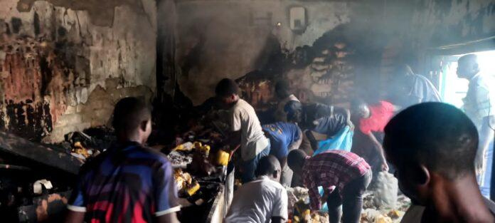 une alimentation ravagée par un incendie une alimentation ravagée par un incendie