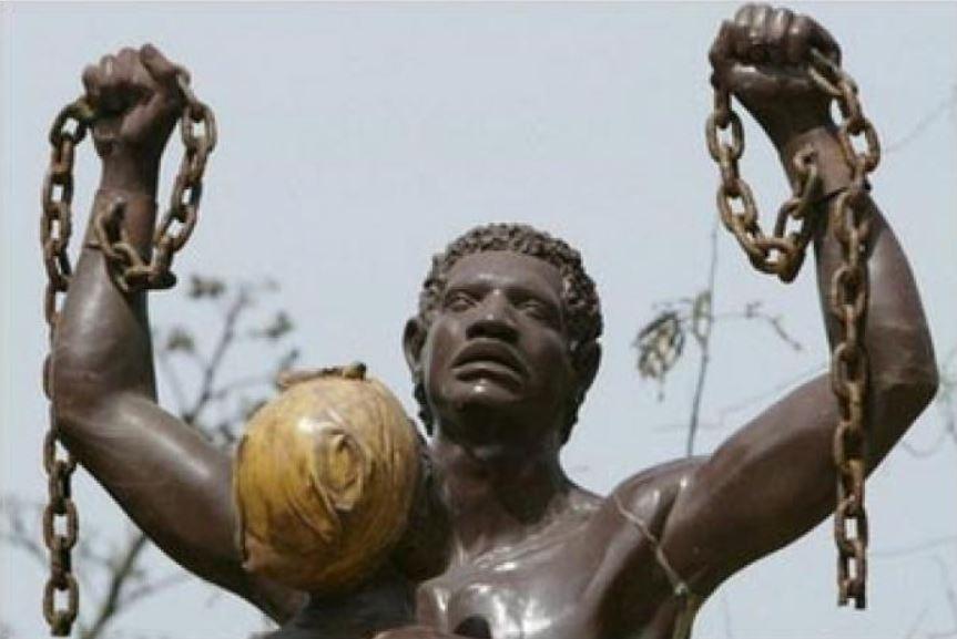 des guides touristiques racontent l'histoire douloureuse de la traite négrière des guides touristiques racontent l'histoire douloureuse de la traite négrière