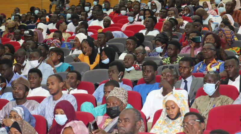 « Bourses, bourses, bourses », criaient les étudiants de l’Université de N’Djaména lors du discours du premier ministre « Bourses, bourses, bourses », criaient les étudiants de l’Université de N’Djaména lors du discours du premier ministre