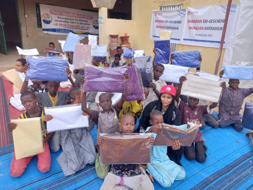 la fondation lumière des enfants offre des tissus aux vulnérables pour la fête la fondation lumière des enfants offre des tissus aux vulnérables pour la fête