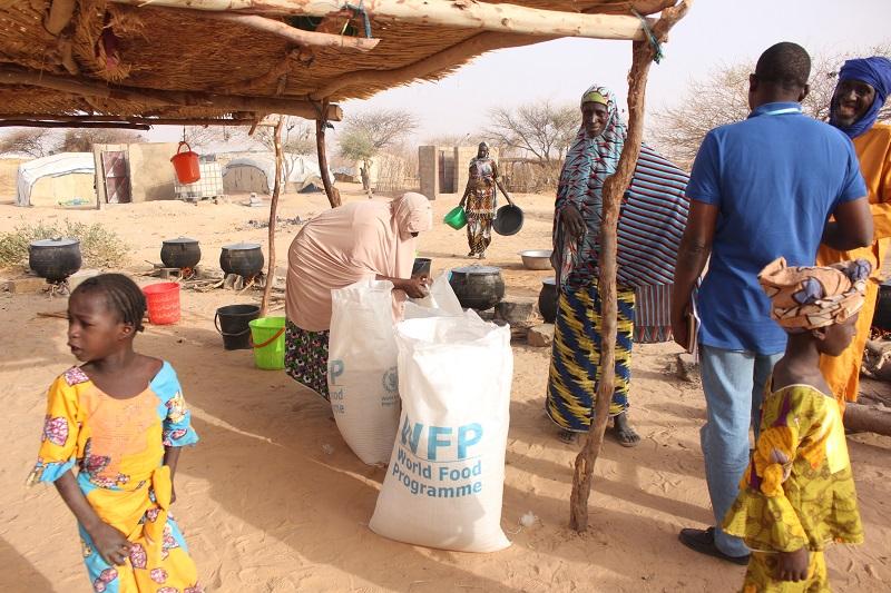 Camp des déplacés de Ouallam : Une Solidarité partagée entre les communautés Camp des déplacés de Ouallam : Une Solidarité partagée entre les communautés