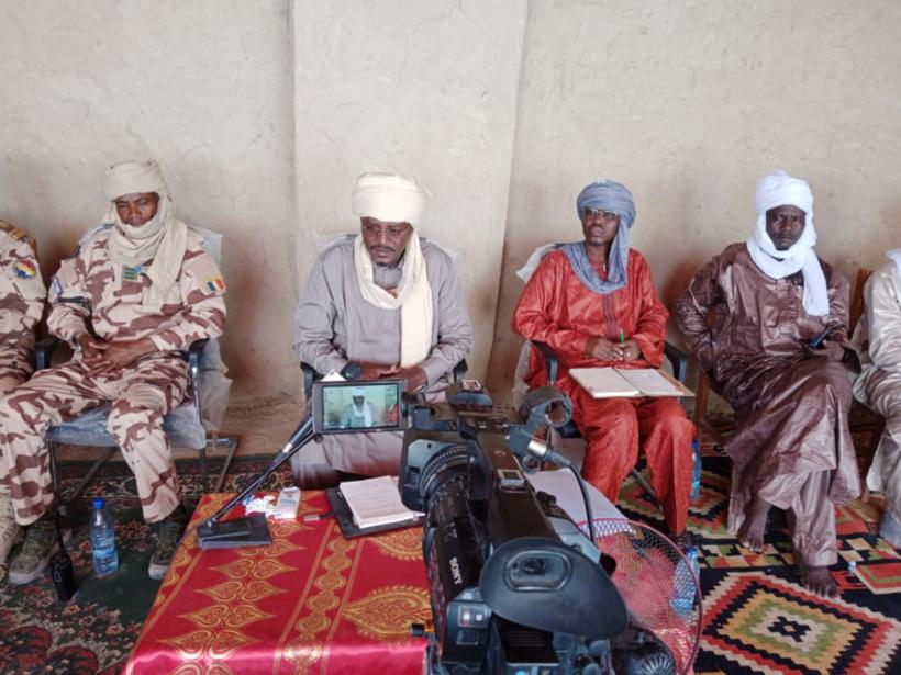 le gouverneur du Kanem au contact de la population à Nokou le gouverneur du Kanem au contact de la population à Nokou