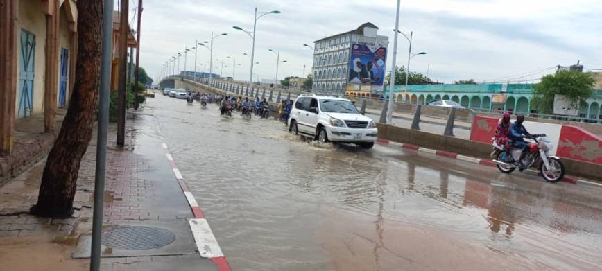 des voies bitumées submergées après une nouvelle pluie à N'Djamena