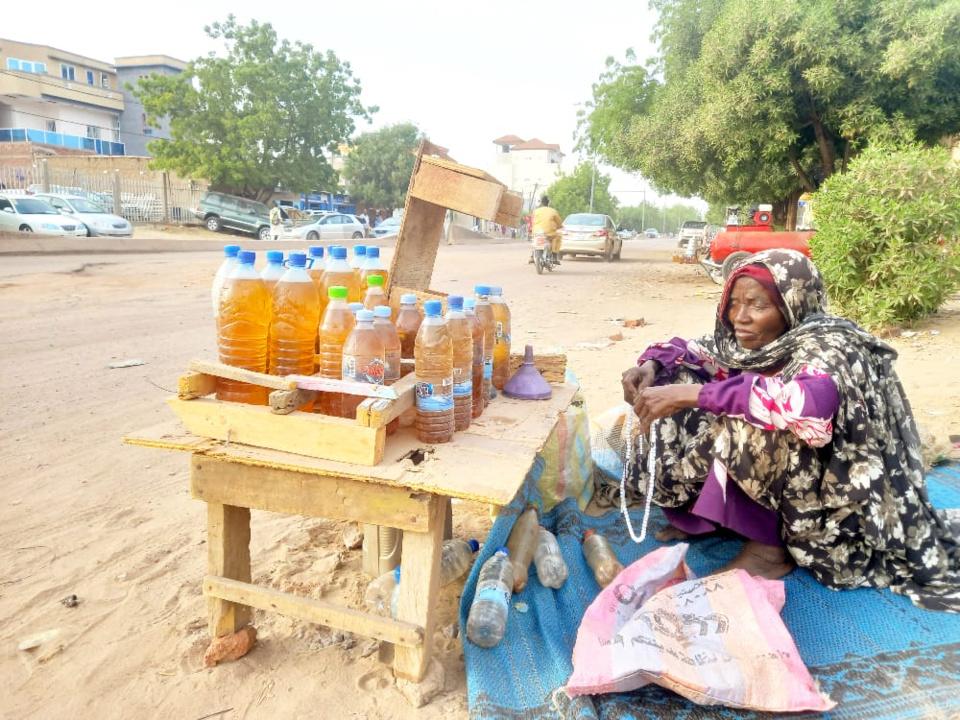 vente de carburant au bord des rues, une activité de survie pour les femmes vente de carburant au bord des rues, une activité de survie pour les femmes