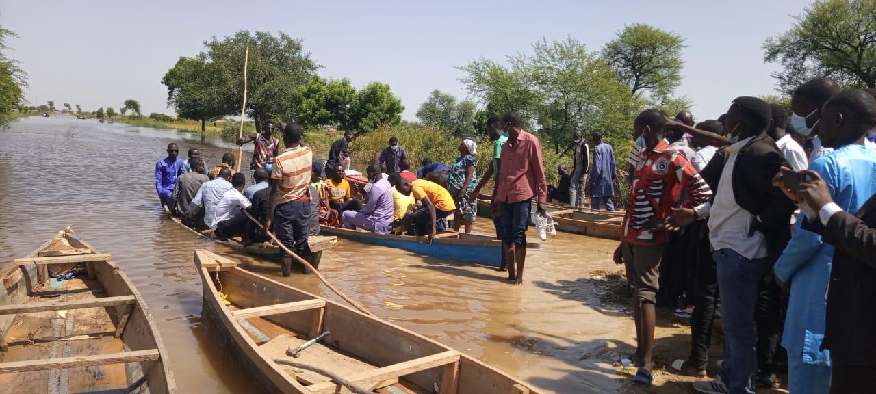 les inondations génèrent des activités pour les jeunes chômeurs de N'Djamena les inondations génèrent des activités pour les jeunes chômeurs de N'Djamena
