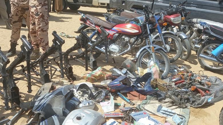 16 présumés malfrats et des motos volés présentés par la police 16 présumés malfrats et des motos volés présentés par la police
