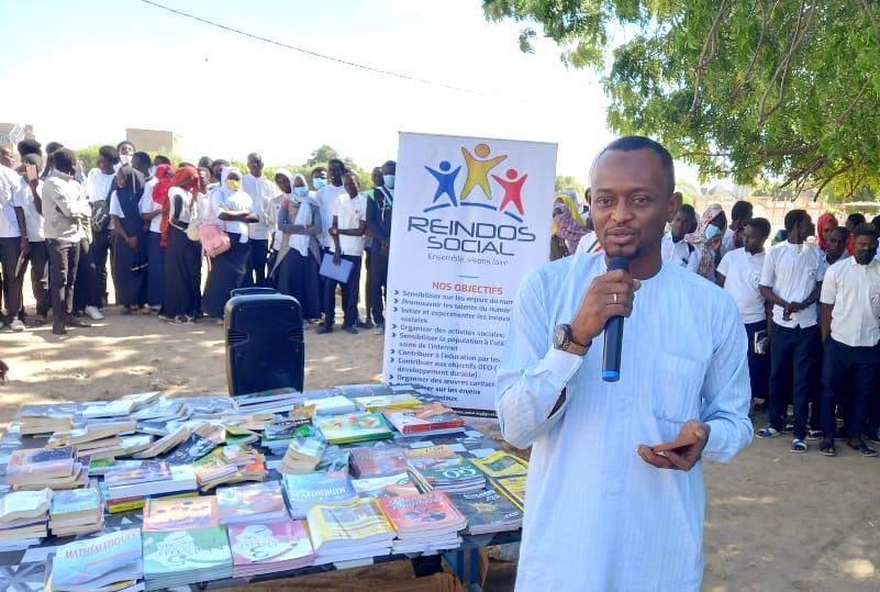 Reindos social offre des manuels scolaires aux lycéens de Ndjari Reindos social offre des manuels scolaires aux lycéens de Ndjari