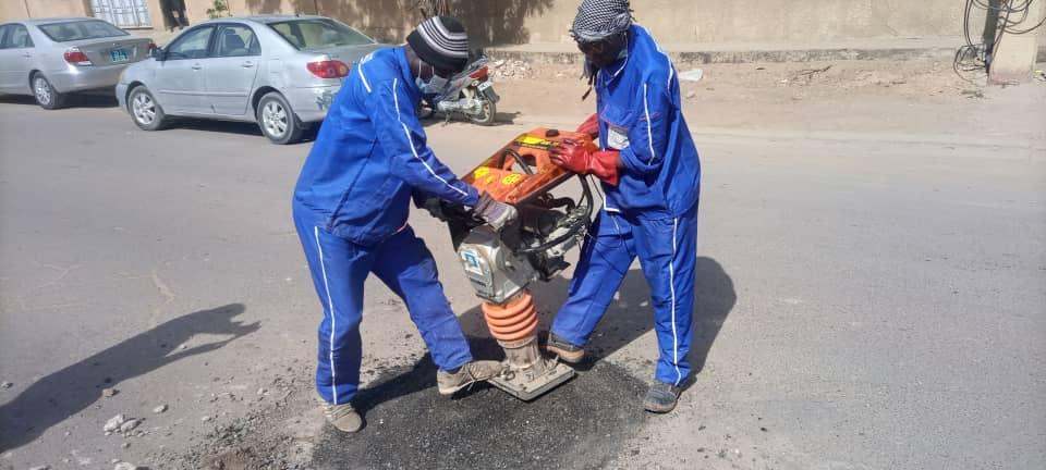 Tchad : une association des jeunes répare les rues dégradées avec des déchets plastiques Tchad : une association des jeunes répare les rues dégradées avec des déchets plastiques