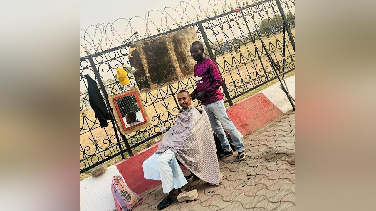 le conseiller national Ahmat Bedei encourage l'entrepreneuriat en se faisant coiffer dans la rue le conseiller national Ahmat Bedei encourage l'entrepreneuriat en se faisant coiffer dans la rue