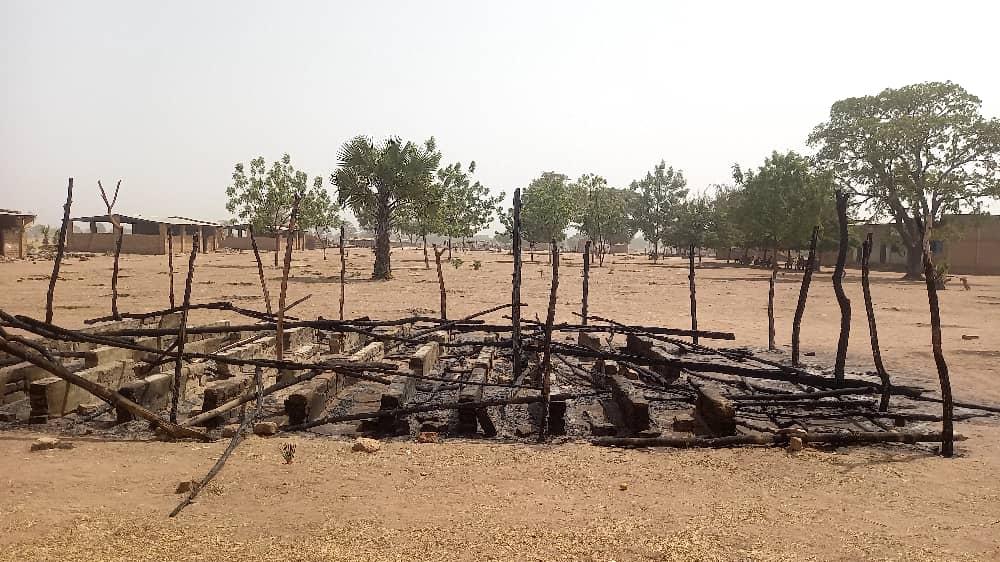 des individus incendient un lycée à Kelo, sept salles de classe détruites des individus incendient un lycée à Kelo, sept salles de classe détruites