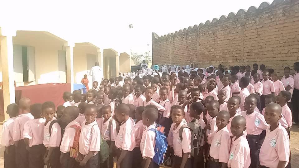 uniformes scolaires pour des écoliers de Bébédjia grâce à l'ONG Direct Aïd uniformes scolaires pour des écoliers de Bébédjia grâce à l'ONG Direct Aïd