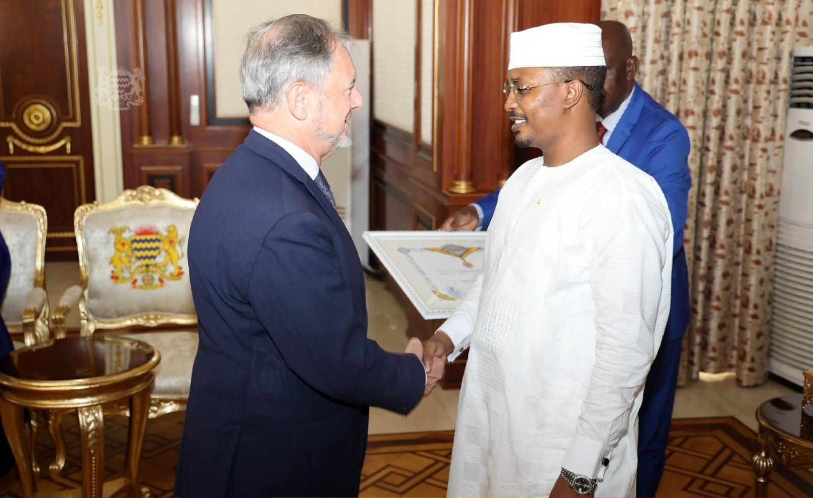 TCHAD-France :L’ambassadeur Bertrand COCHERY, arrivé en fin de mission, décoré par le Chef de l’Etat TCHAD-France :L’ambassadeur Bertrand COCHERY, arrivé en fin de mission, décoré par le Chef de l’Etat