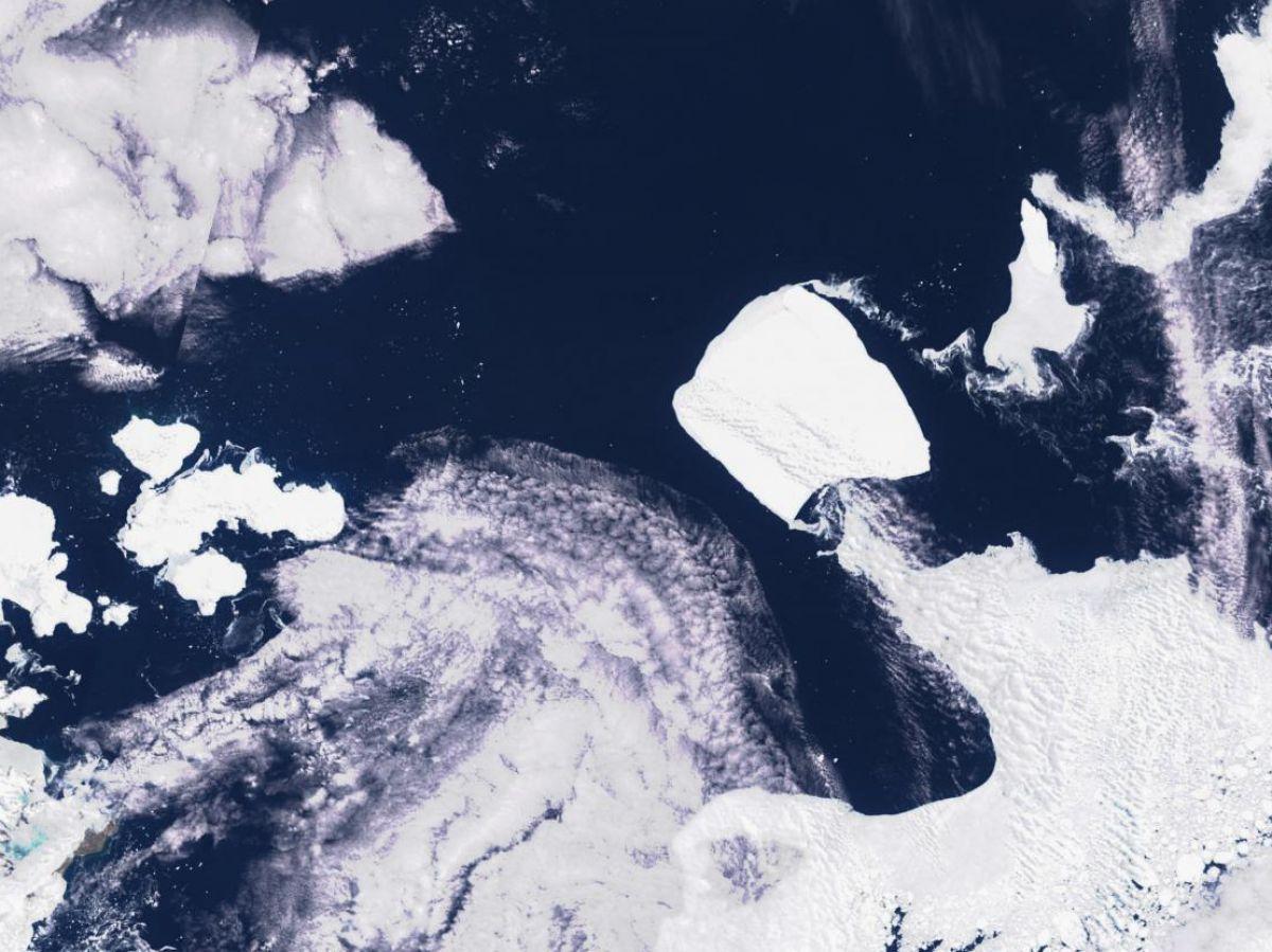 Le plus grand iceberg du monde, qui pèse près d'un milliard de tonnes, se dirige vers l'océan Austral Le plus grand iceberg du monde, qui pèse près d'un milliard de tonnes, se dirige vers l'océan Austral