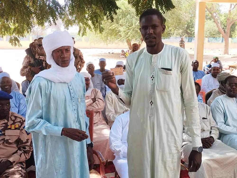 Lancement de la distribution des cartes d'électeur et la remise du document de constitution au Batha Lancement de la distribution des cartes d'électeur et la remise du document de constitution au Batha