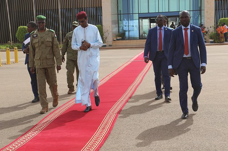 Départ du Premier Ministre pour N’Djaména au Tchad : M. Ali Mahaman Lamine Zeine prend part à l’investiture du nouveau Président Tchadien Départ du Premier Ministre pour N’Djaména au Tchad : M. Ali Mahaman Lamine Zeine prend part à l’investiture du nouveau Président Tchadien