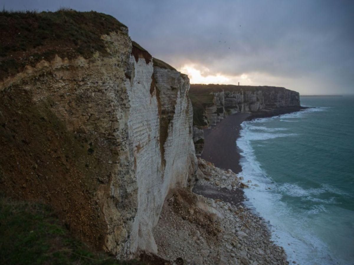 Étretat : un arrêté municipal interdit l’accès à plusieurs falaises en raison de l’érosion et du tourisme de masse Étretat : un arrêté municipal interdit l’accès à plusieurs falaises en raison de l’érosion et du tourisme de masse