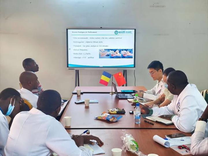 Formation pointue sur l'analyse des gaz du sang chez le nouveau-né dispensée par un pédiatre chinois à l'Hôpital de l'Amitié Formation pointue sur l'analyse des gaz du sang chez le nouveau-né dispensée par un pédiatre chinois à l'Hôpital de l'Amitié