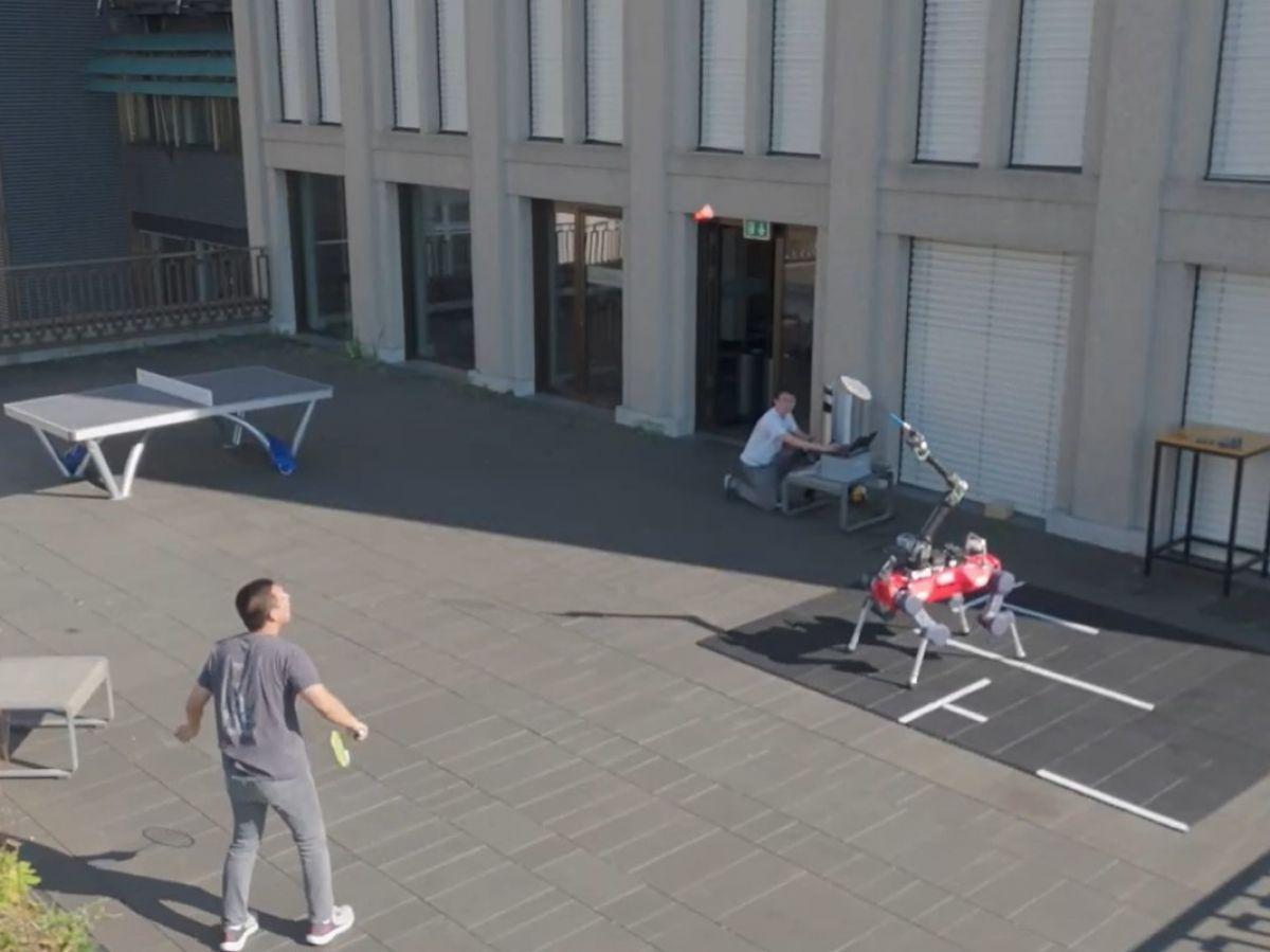 Un robot industriel doué pour le badminton Un robot industriel doué pour le badminton