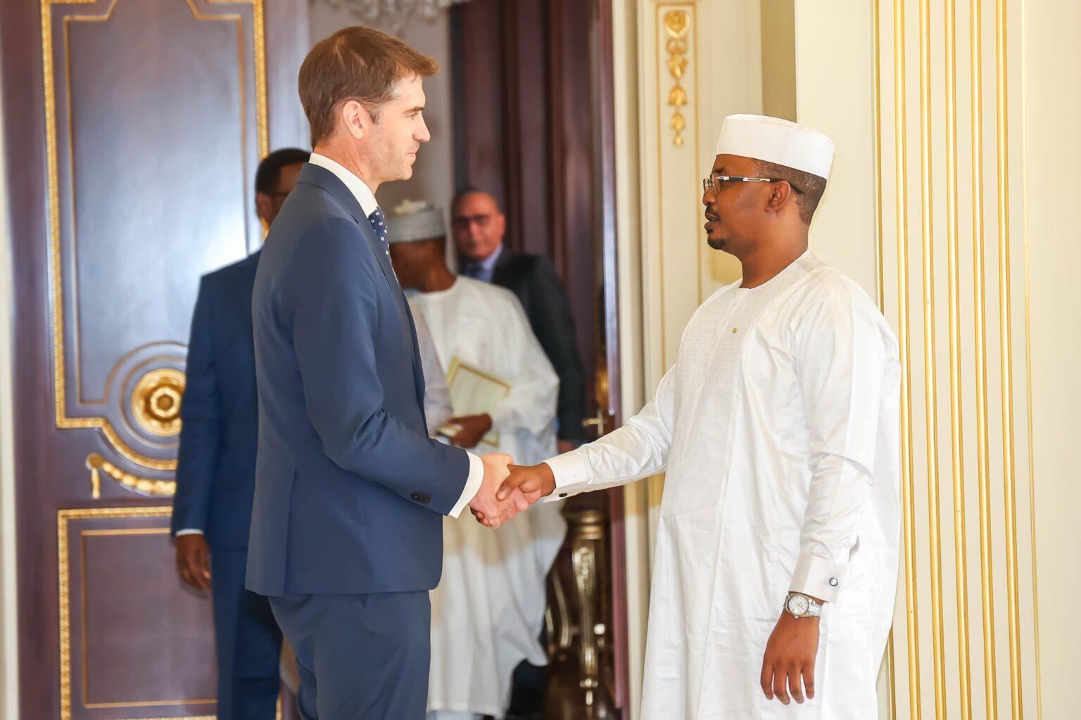 Tchad-Royaume Uni : le diplomate britannique fait ses adieux au chef de l’État Juste après le diplomate Tchad-Royaume Uni : le diplomate britannique fait ses adieux au chef de l’État Juste après le diplomate