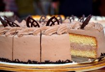 N’Djamena: Fête d’anniversaire, Pression Sociale et Économie N'Djamena: Fête d'anniversaire, Pression Sociale et Économie