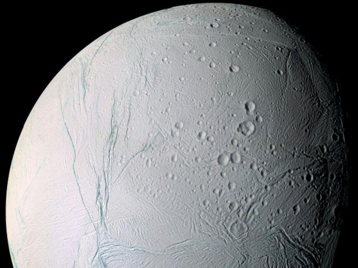 Encelade de Saturne Émet de la Chaleur par ses Pôles Encelade de Saturne Émet de la Chaleur par ses Pôles