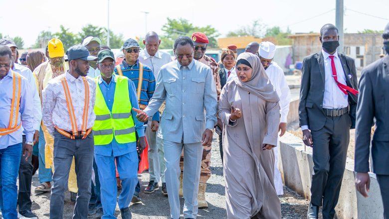 Premier Ministre Inspecte Chantiers de Bitumage N'Djaména Premier Ministre Inspecte Chantiers de Bitumage N'Djaména