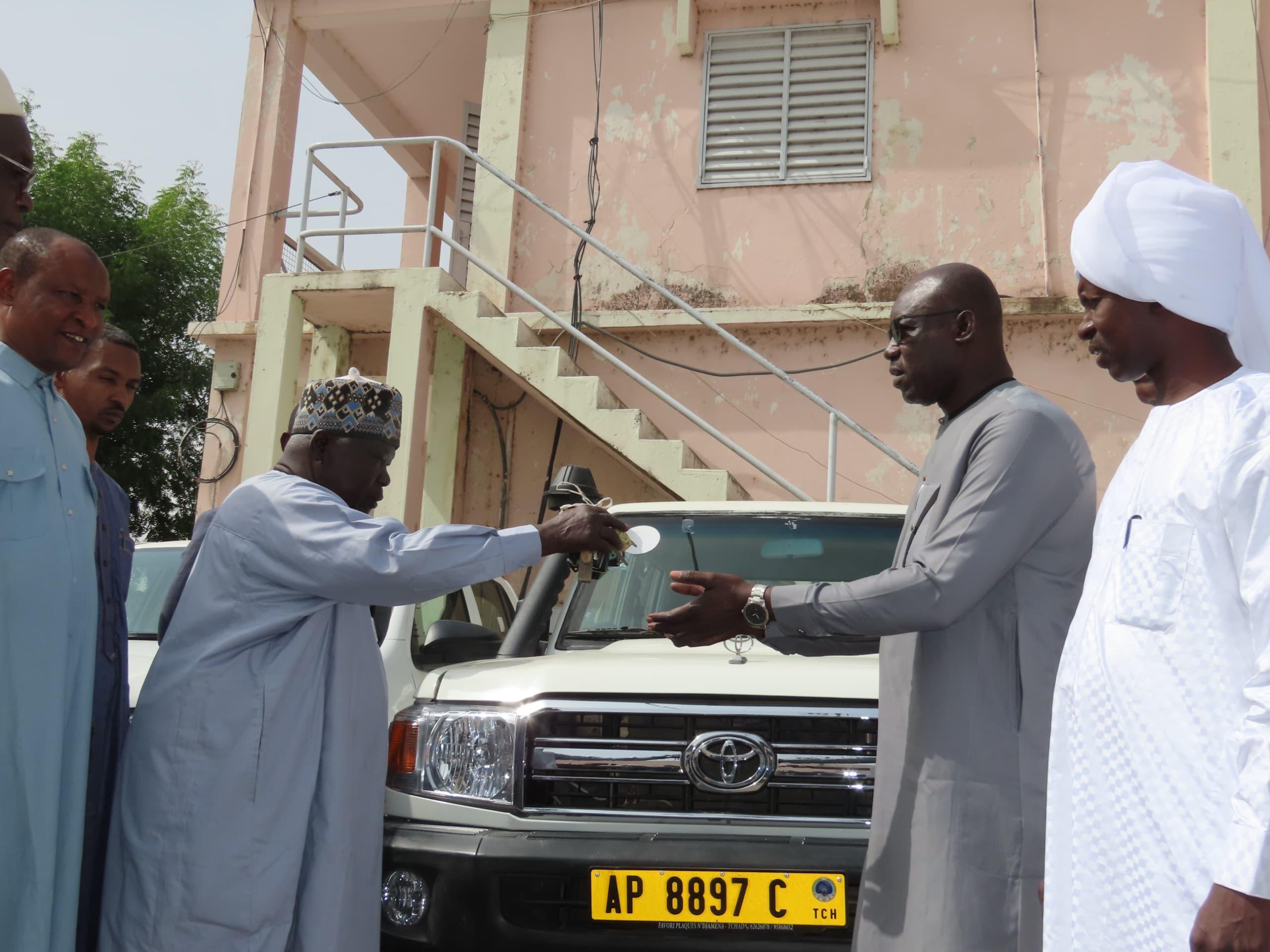 Tchad : la Direction générale des Impôts reçoit huit véhicules du ministère des Finances et du Budget Tchad : la Direction générale des Impôts reçoit huit véhicules du ministère des Finances et du Budget