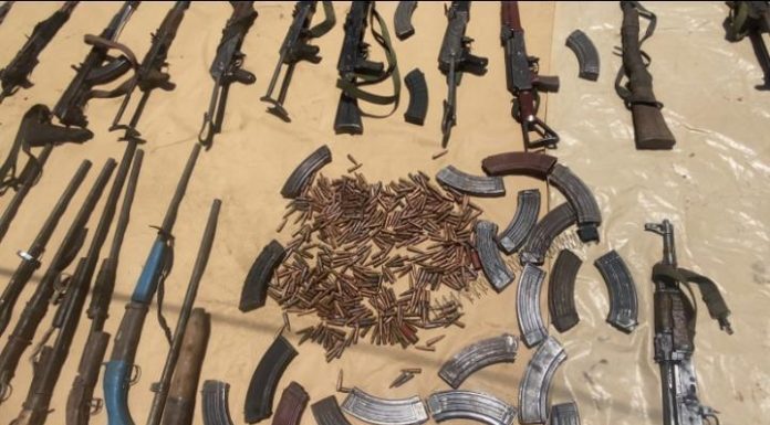 Armes Saisies en RCA Présentées aux Autorités Tchadiennes Armes Saisies en RCA Présentées aux Autorités Tchadiennes