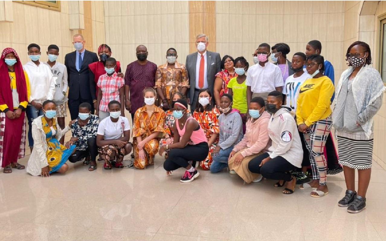 Togo- L’Ambassade des USA sensibilise des élèves filles togolaises à s’intéresser aux matières scientifiques Togo- L’Ambassade des USA sensibilise des élèves filles togolaises à s’intéresser aux matières scientifiques