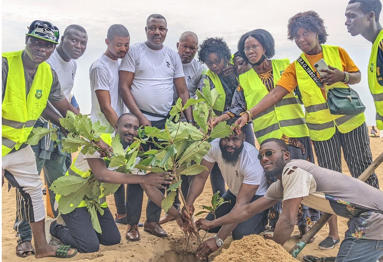 Togo-Journée de l’arbre 2022 : Le CDQ Bè Souza-Nétimé 3 et les tenanciers de bars à la plage ont respecté la tradition Togo-Journée de l’arbre 2022 : Le CDQ Bè Souza-Nétimé 3 et les tenanciers de bars à la plage ont respecté la tradition