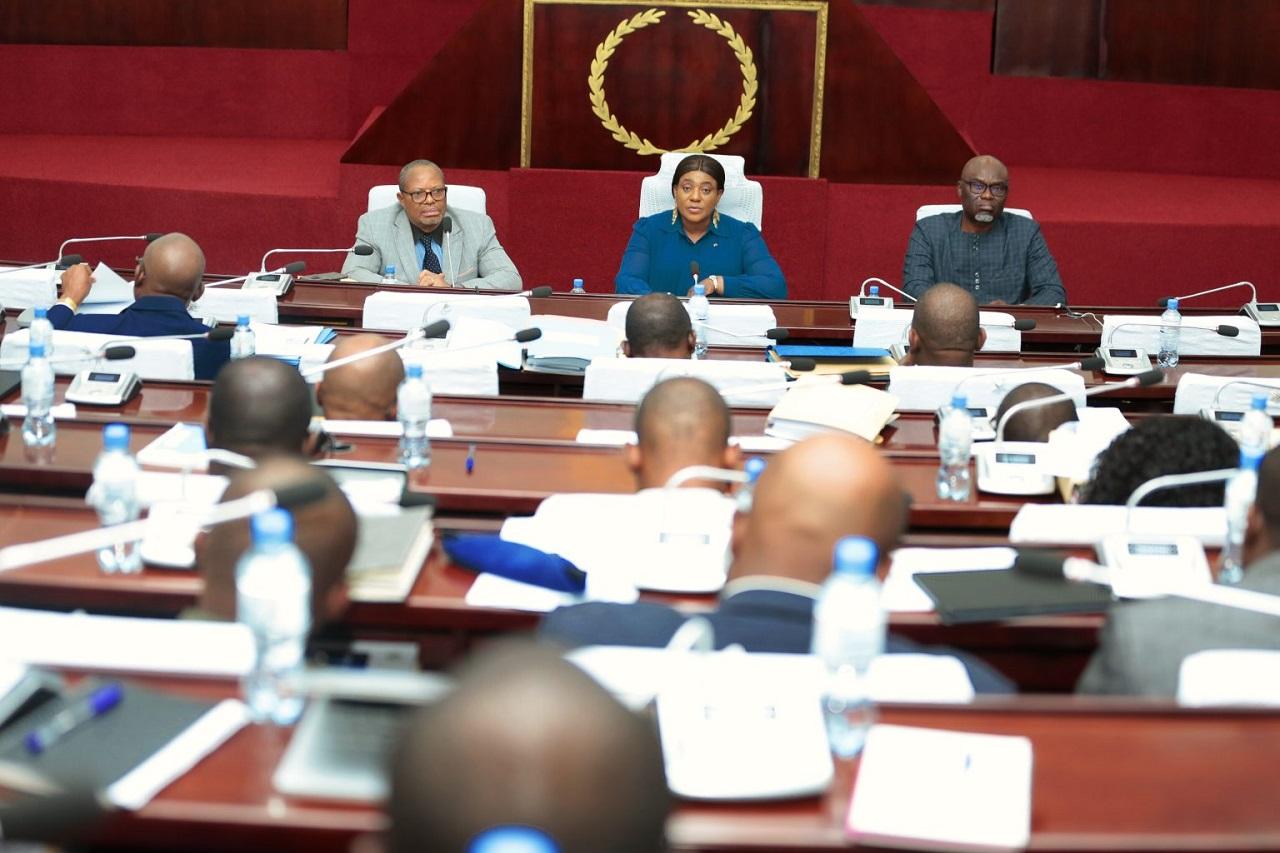 Togo- Etude du projet de loi de finances, exercice 2023: Les députés ouvrent les travaux en commission Togo- Etude du projet de loi de finances, exercice 2023: Les députés ouvrent les travaux en commission