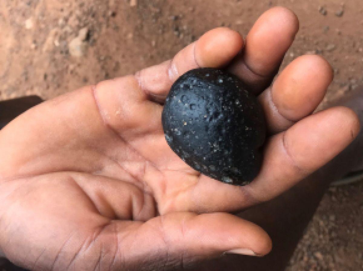 La Côte d'Ivoire compte ses tectites, étranges fragments issus d'un impact de météorite La Côte d'Ivoire compte ses tectites, étranges fragments issus d'un impact de météorite