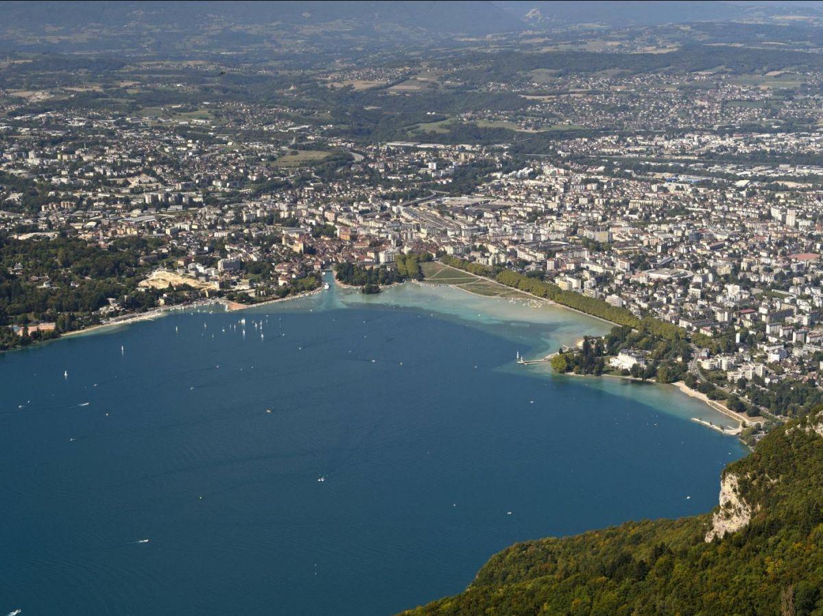 Pollution de l'eau potable aux PFAS dans l'agglomération d'Annecy : les captages de la nappe phréatique à l'arrêt Pollution de l'eau potable aux PFAS dans l'agglomération d'Annecy : les captages de la nappe phréatique à l'arrêt