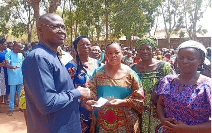 Togo : Enveloppe financière au profit des victimes de l‘incendie d’ Assiyéyé. Parfois, c’est juste une question de communication Togo : Enveloppe financière au profit des victimes de l‘incendie d’ Assiyéyé. Parfois, c’est juste une question de communication