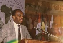 Tavio Amorin avait un sceptre à la main Tavio Amorin avait un sceptre à la main