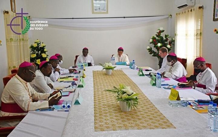 Évêques en Conclave à Dapaong: Foi et Actualité Évêques en Conclave à Dapaong: Foi et Actualité