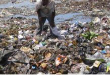 Au Pays De Dussey, On Mange Au Dépotoir Au Pays De Dussey, On Mange Au Dépotoir