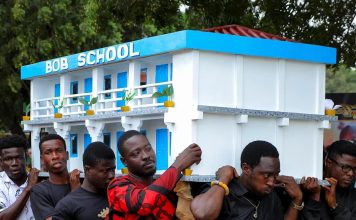 Les Histoires derrière les Cercueils Sculptés du Ghana Les Histoires derrière les Cercueils Sculptés du Ghana