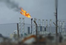 أسعار النفط تتراجع 4% وسط إجراءات دولية لمنع تفشي كورونا