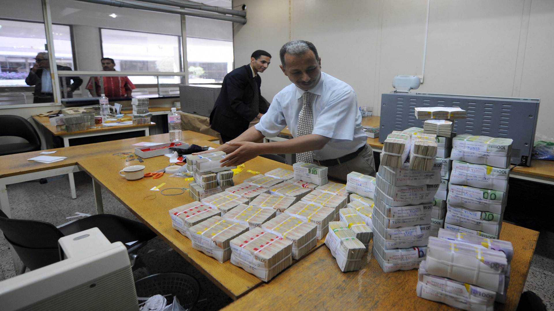 Tunisian central bank employees stock fo