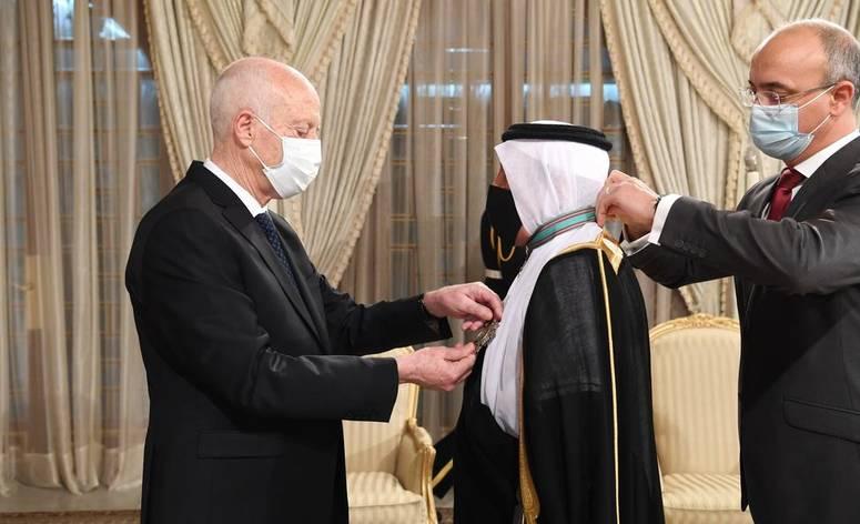 رئيس الجمهورية يقلد السفير السعودي بتونس الصنف الأول من وسام الجمهورية بمناسبة انتهاء مهامه