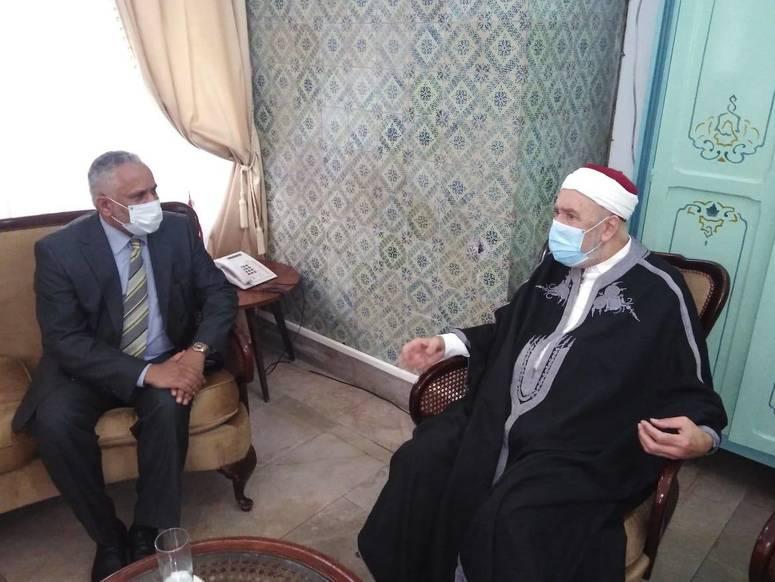 بعد آخر ظهور له في شهر ماي الماضي للإعلان عن عيد الفطر، عثمان بطيخ يظهر من جديد ويستقبل سفير سلطنة عمان بعد آخر ظهور له في شهر ماي الماضي للإعلان عن عيد الفطر، عثمان بطيخ يظهر من جديد ويستقبل سفير سلطنة عمان