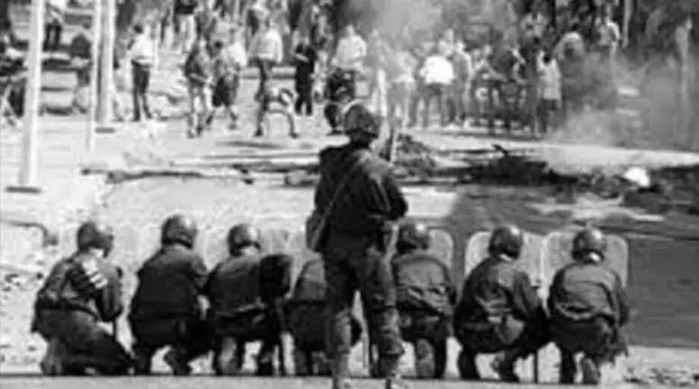 في ذكرى احداث الخبز لسنة 1984.. وقفة لحزب الوطد الموحد ونشطاء للمطالبة بتفعيل منظومة العدالة الانتقالية لضحايا هذه الاحداث في ذكرى احداث الخبز لسنة 1984.. وقفة لحزب الوطد الموحد ونشطاء للمطالبة بتفعيل منظومة العدالة الانتقالية لضحايا هذه الاحداث